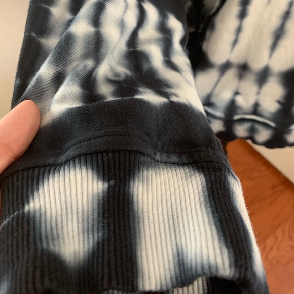 William Rast, Women’s Black & White Tie-Dye Sweatshirt, size XXL - Picture 3 of 15
